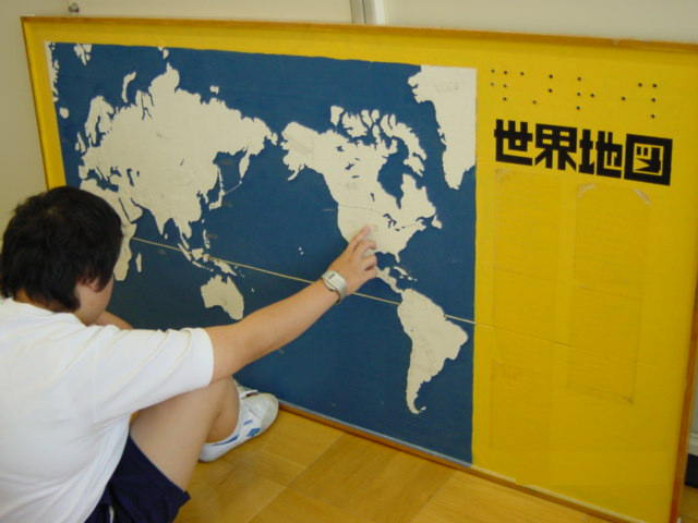 手作りの木製立体世界地図
